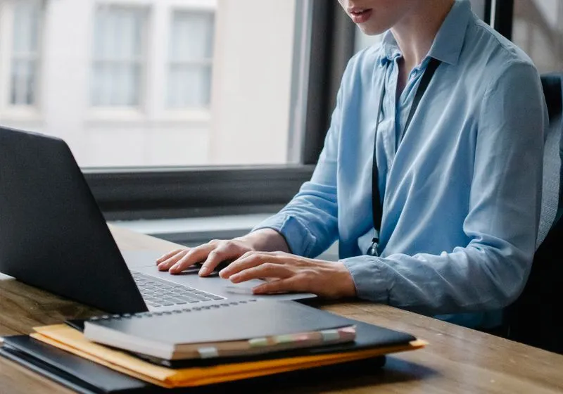 Digitális készségek gyakorlása — irodai dolgozó laptopon dolgozik